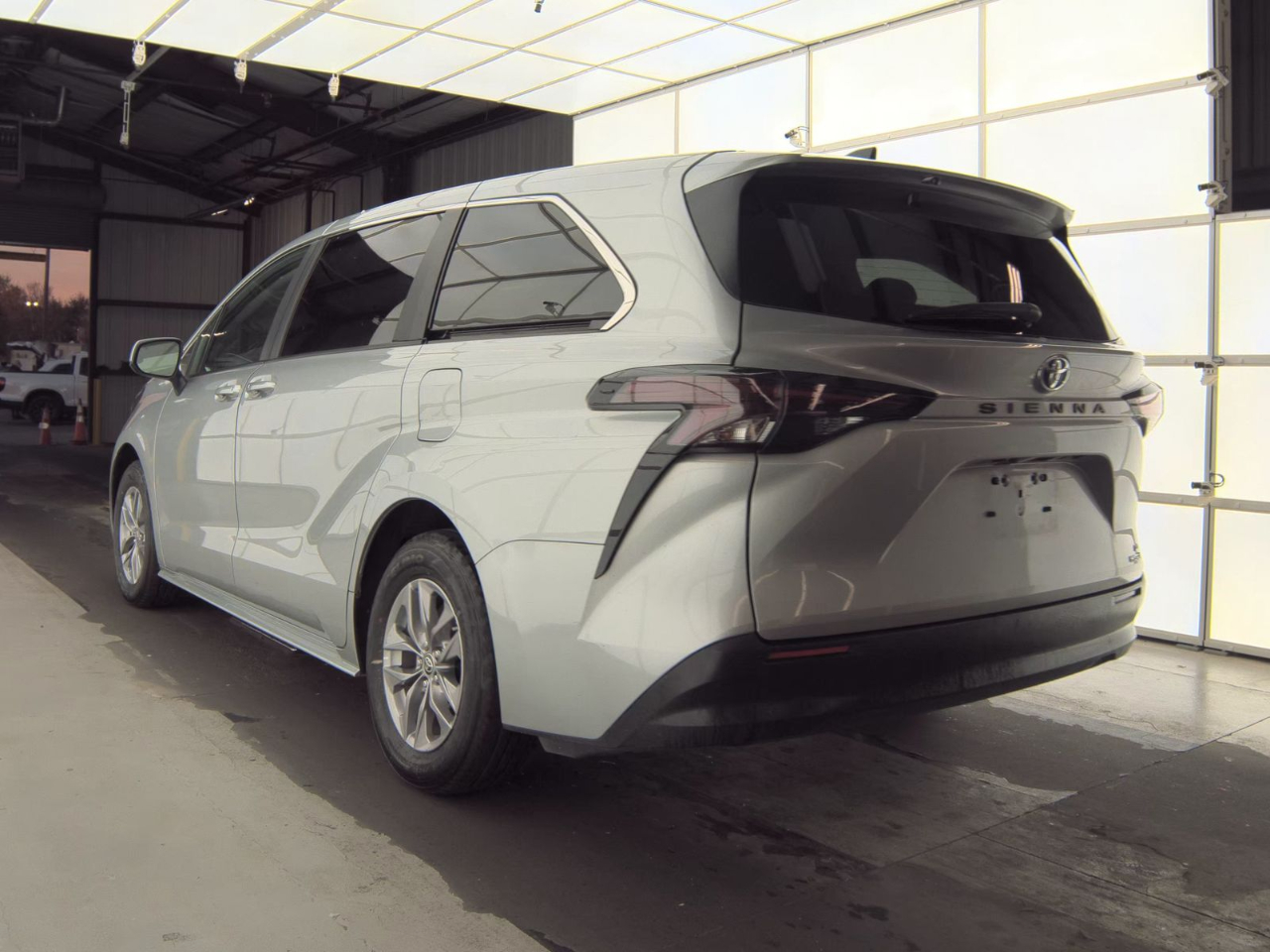 Toyota Sienna LE FWD 8-Passenger (Natl) 2024