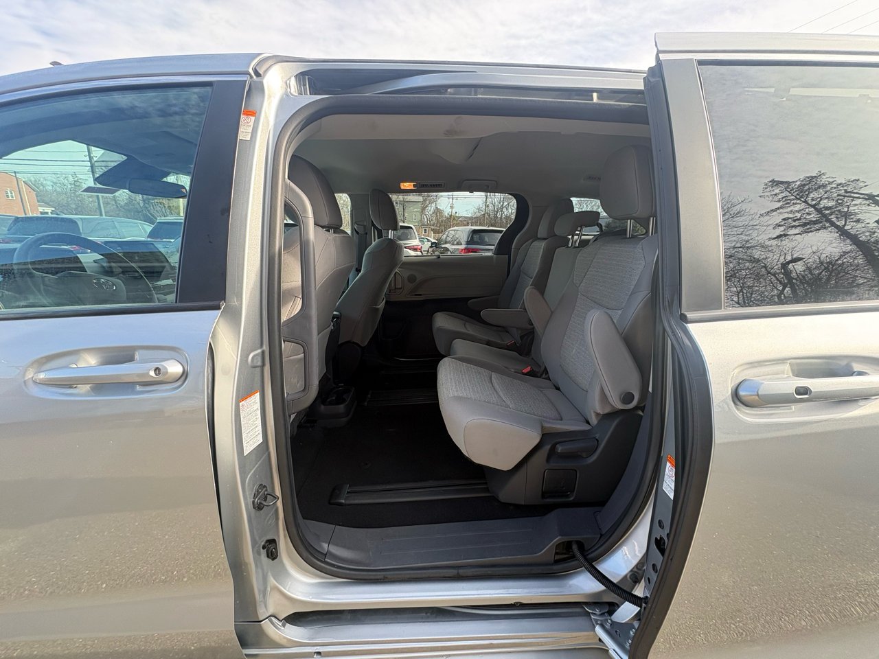 Toyota Sienna LE FWD 8-Passenger (Natl) 2024