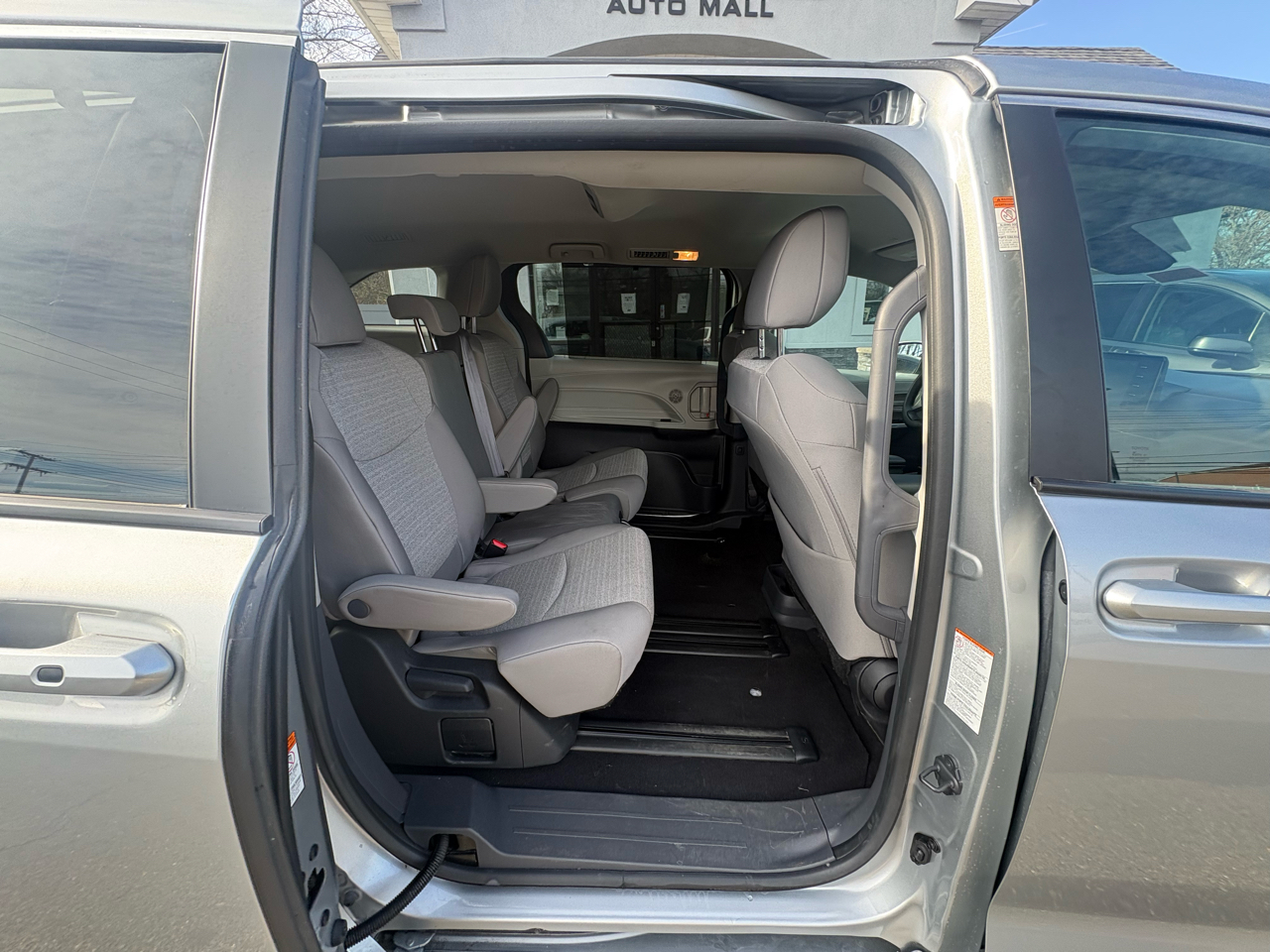 Toyota Sienna LE FWD 8-Passenger (Natl) 2024