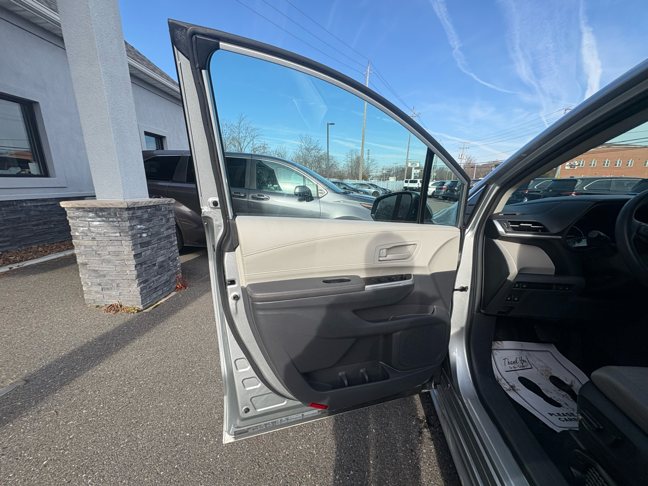 Toyota Sienna LE FWD 8-Passenger (Natl) 2024