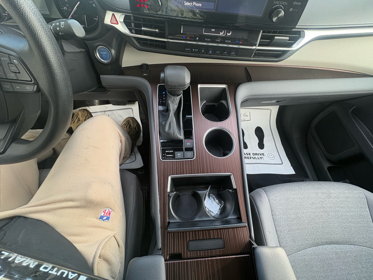 Toyota Sienna LE FWD 8-Passenger (Natl) 2024