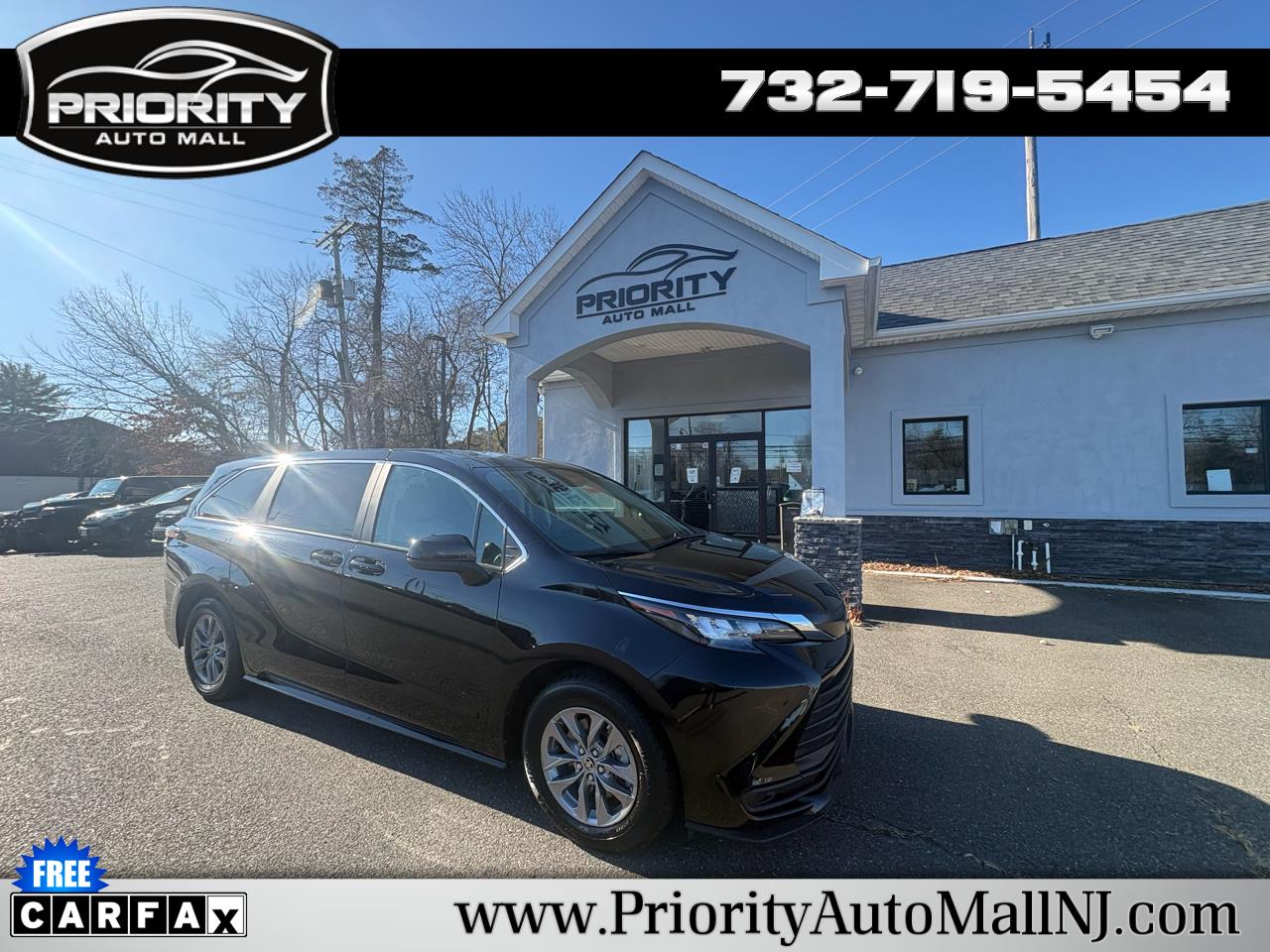 2024 Toyota Sienna LE's photo