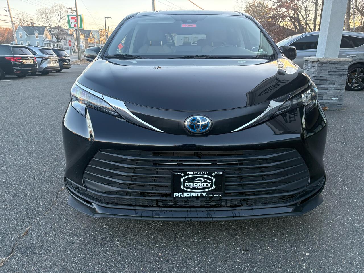 Toyota Sienna LE FWD 8-Passenger (Natl) 2024