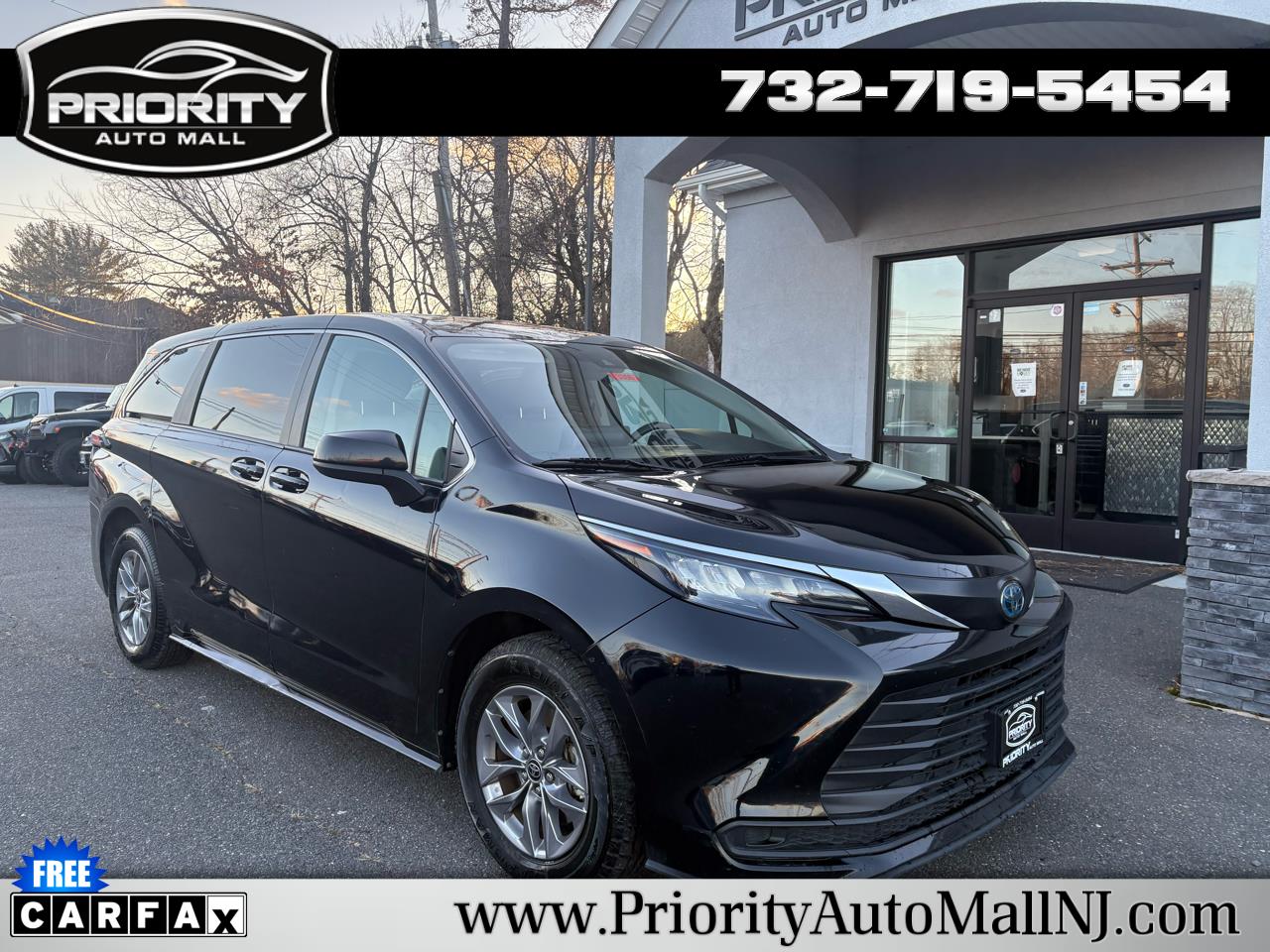 2024 Toyota Sienna LE's photo