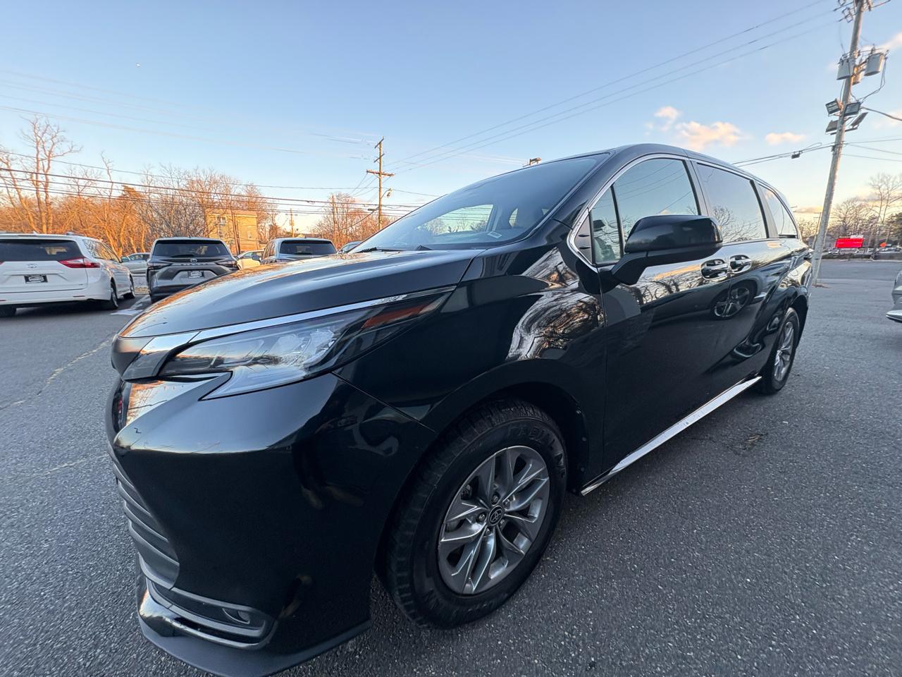 Toyota Sienna LE FWD 8-Passenger (Natl) 2024