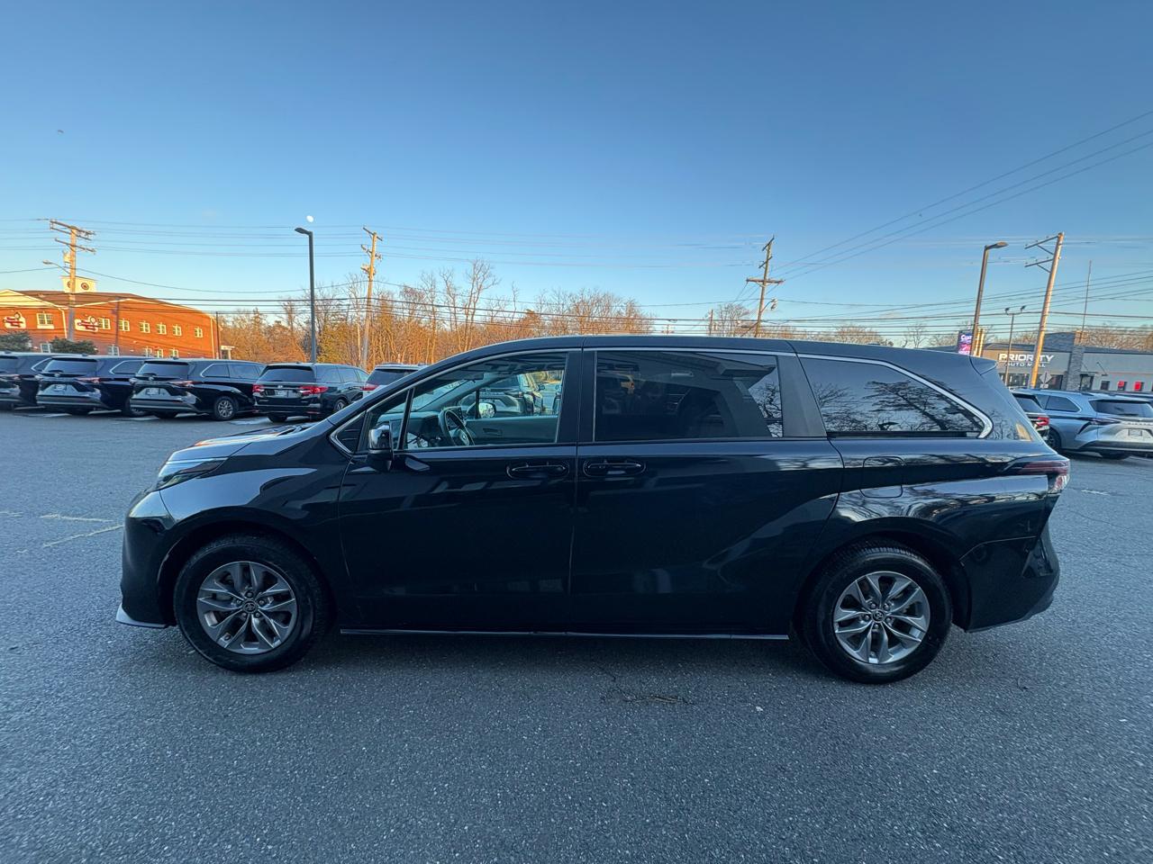 Toyota Sienna LE FWD 8-Passenger (Natl) 2024
