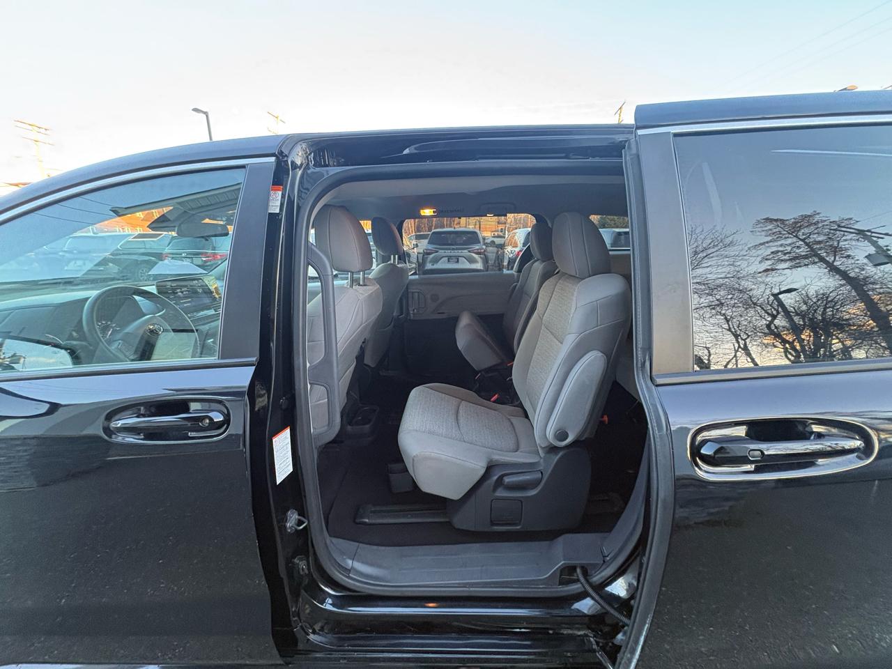 Toyota Sienna LE FWD 8-Passenger (Natl) 2024