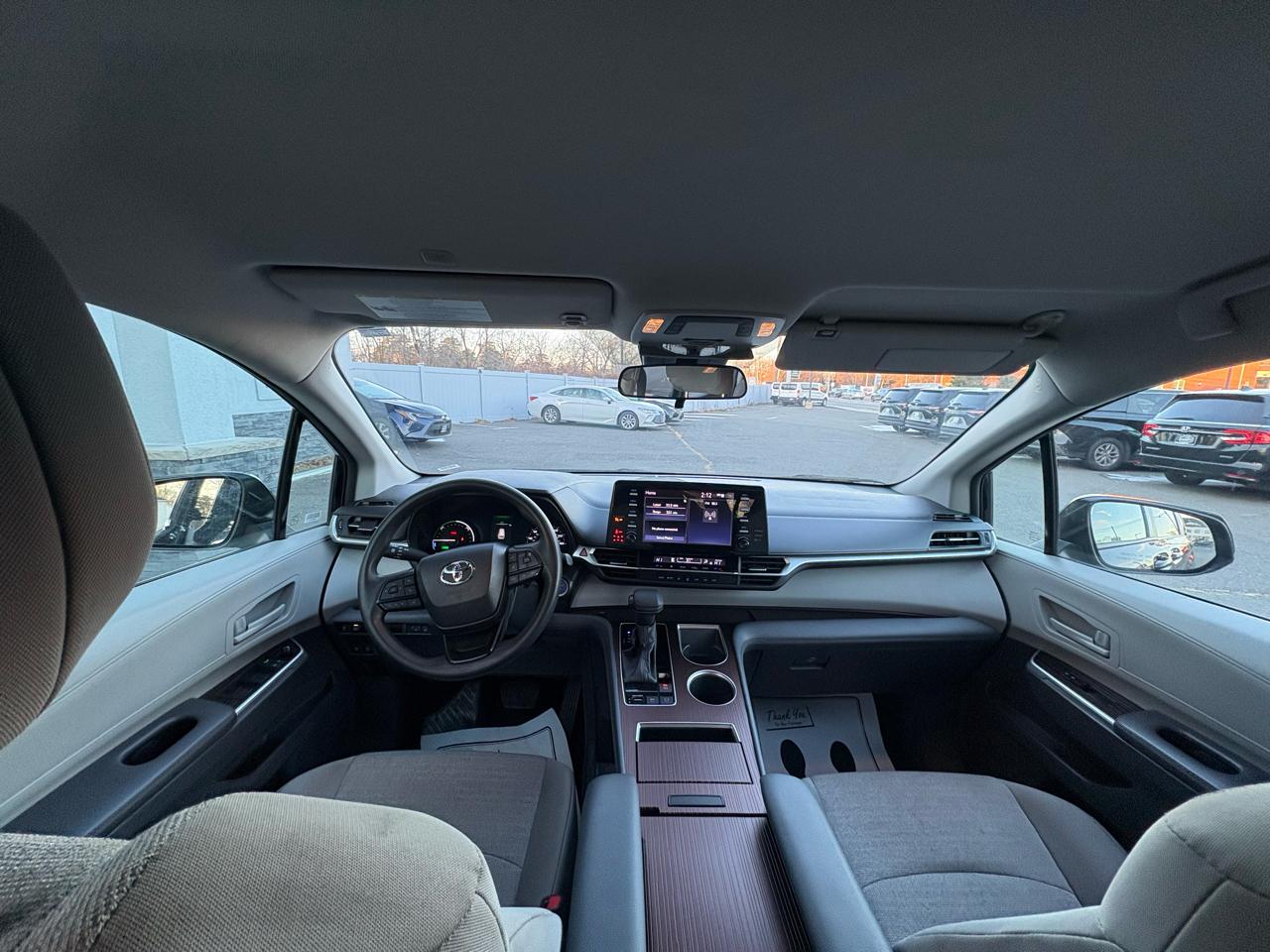 Toyota Sienna LE FWD 8-Passenger (Natl) 2024