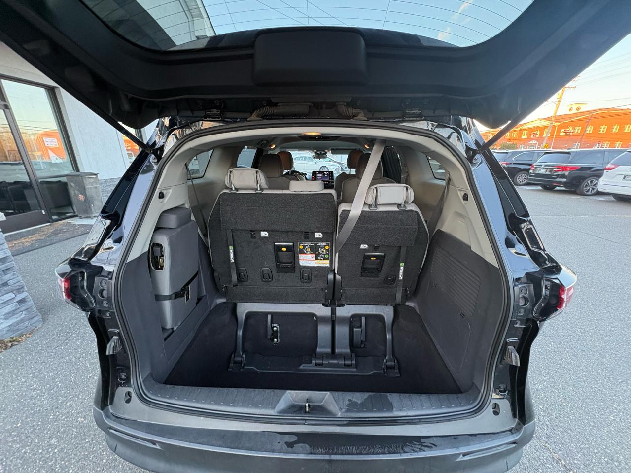 Toyota Sienna LE FWD 8-Passenger (Natl) 2024