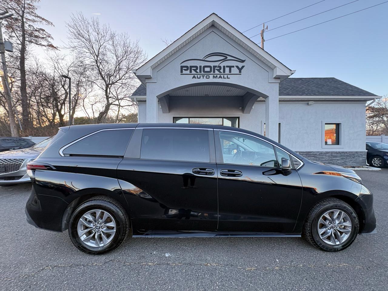 Toyota Sienna LE FWD 8-Passenger (Natl) 2024