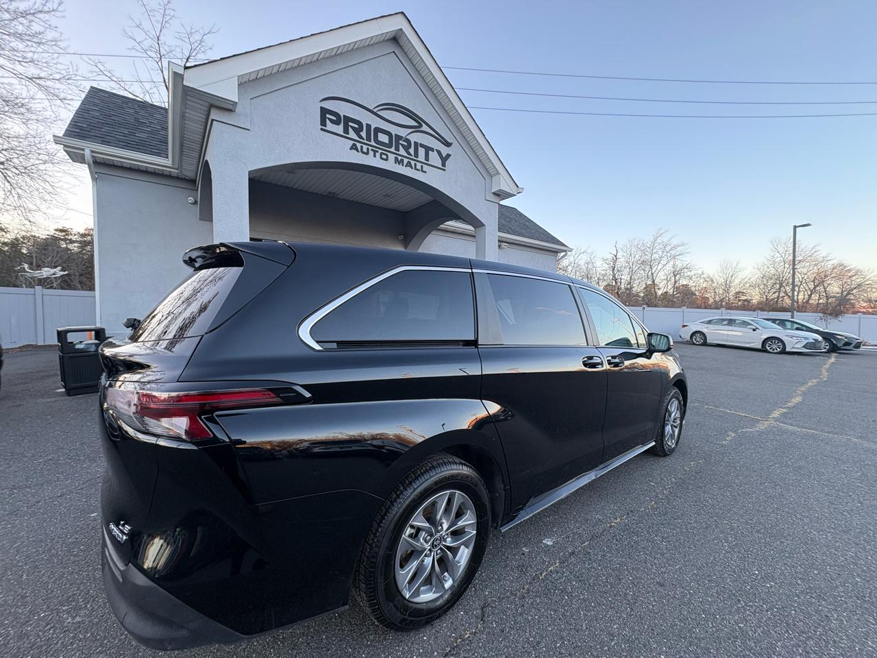 Toyota Sienna LE FWD 8-Passenger (Natl) 2024