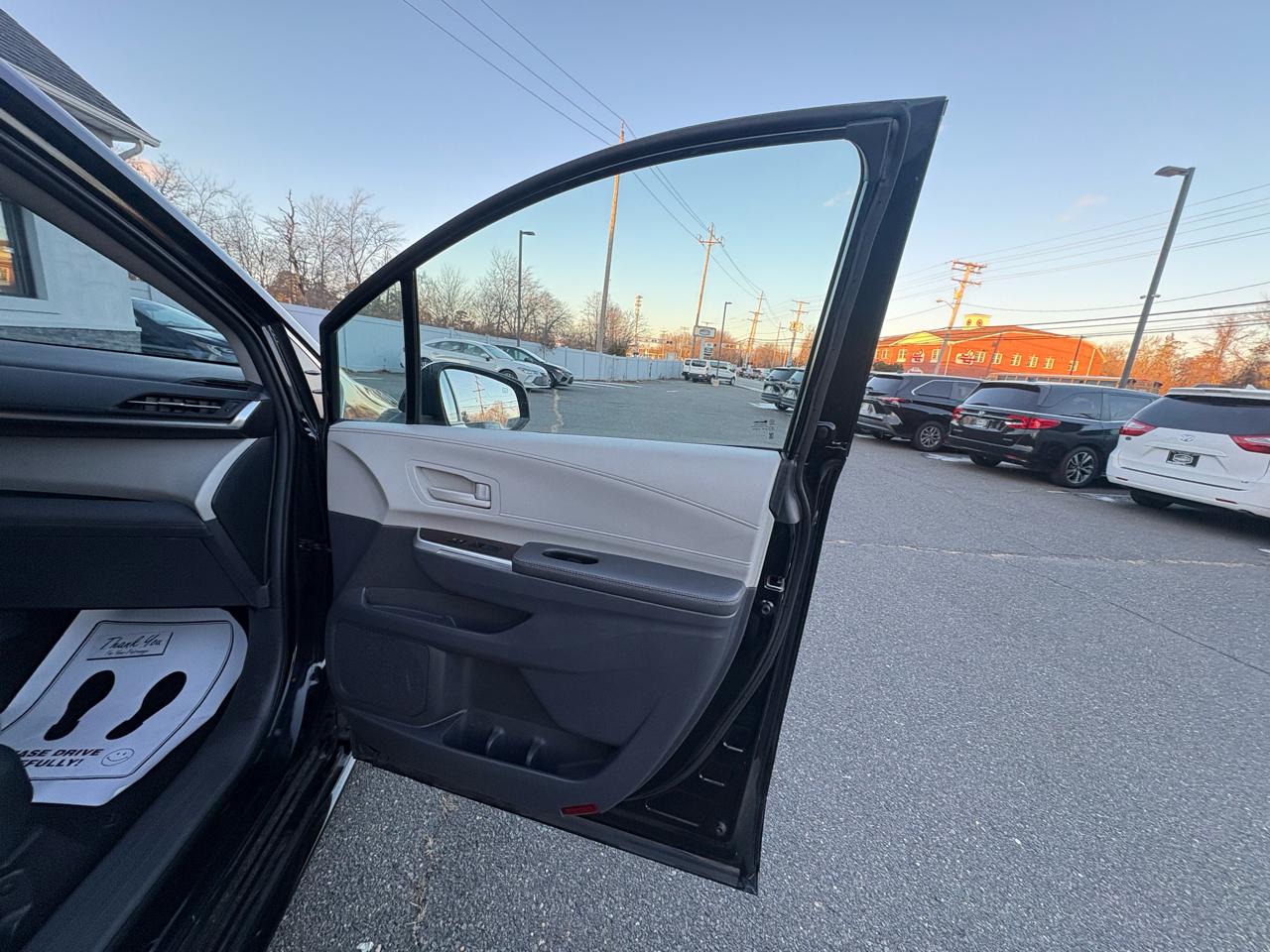 Toyota Sienna LE FWD 8-Passenger (Natl) 2024