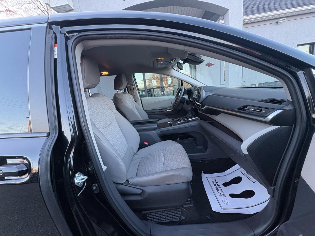 Toyota Sienna LE FWD 8-Passenger (Natl) 2024