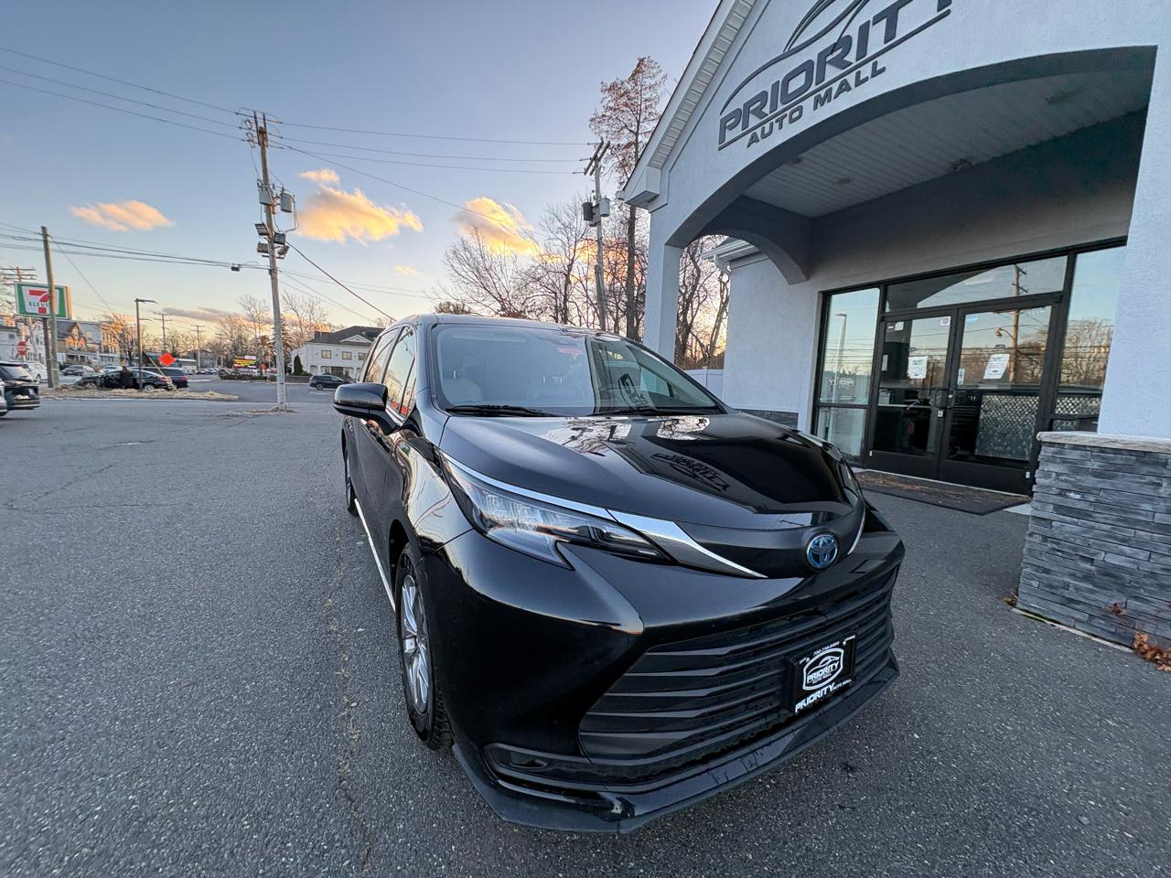 Toyota Sienna LE FWD 8-Passenger (Natl) 2024