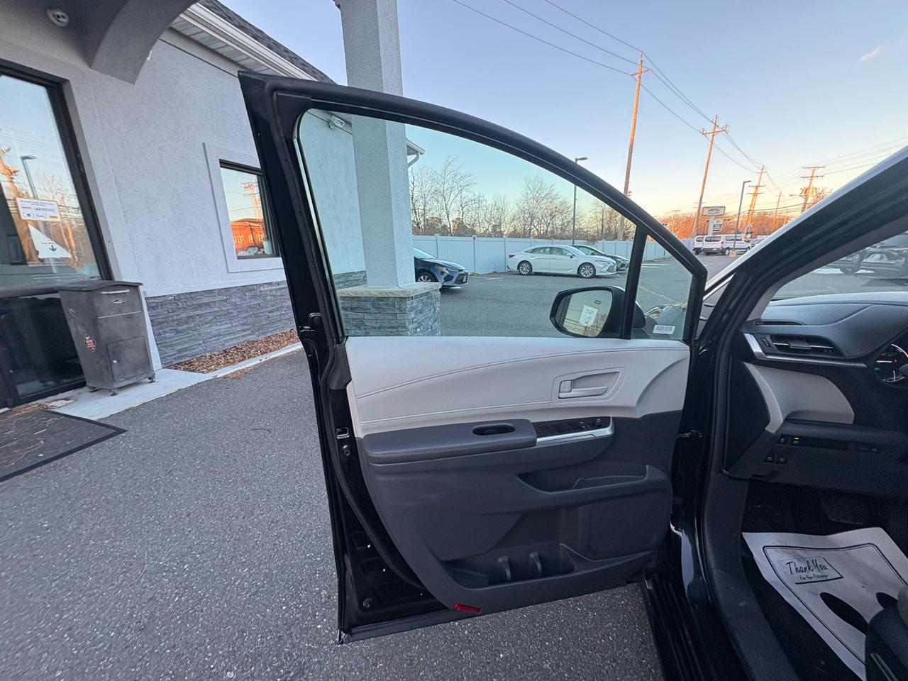 Toyota Sienna LE FWD 8-Passenger (Natl) 2024