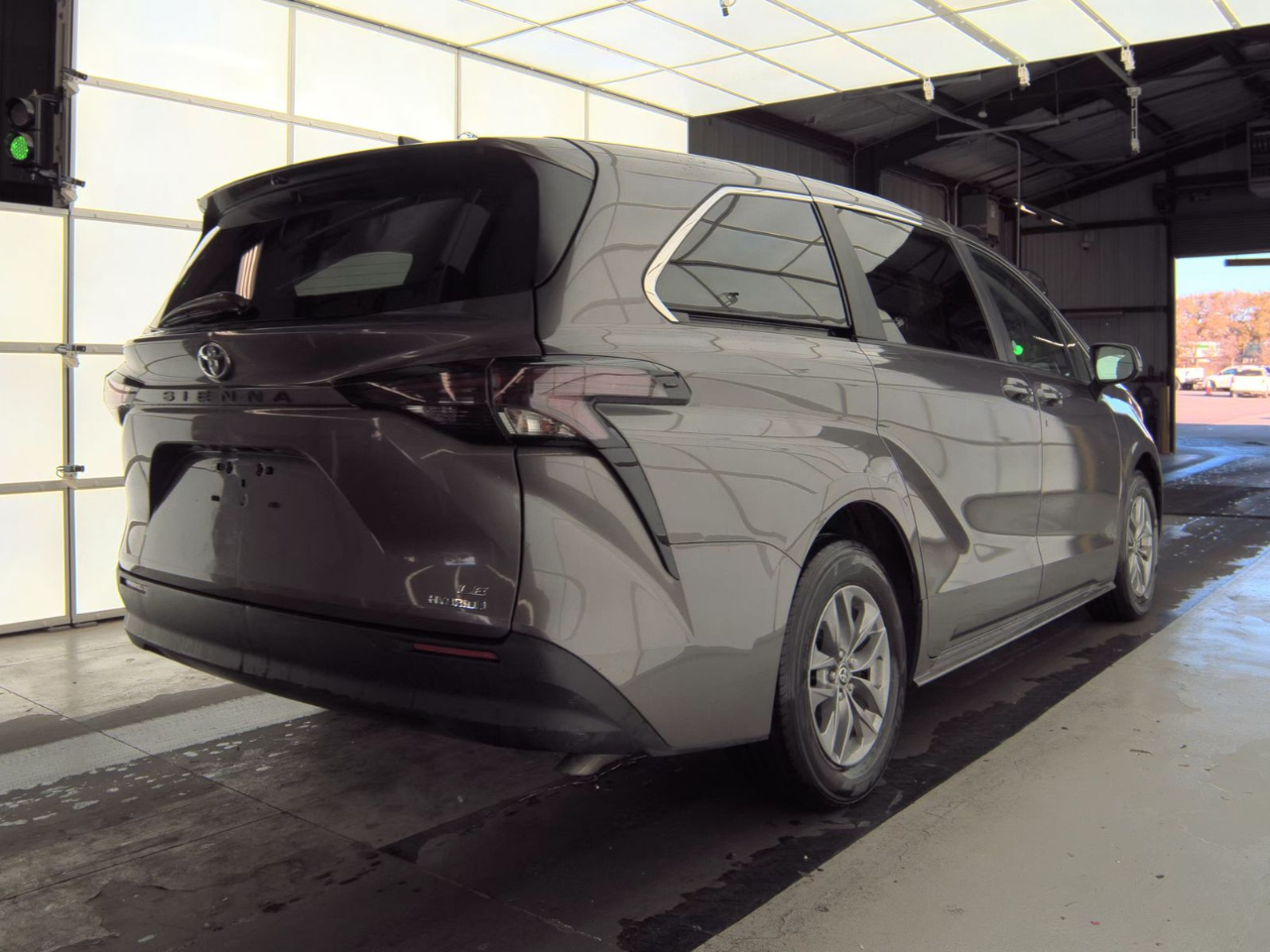 Toyota Sienna LE FWD 8-Passenger (Natl) 2024