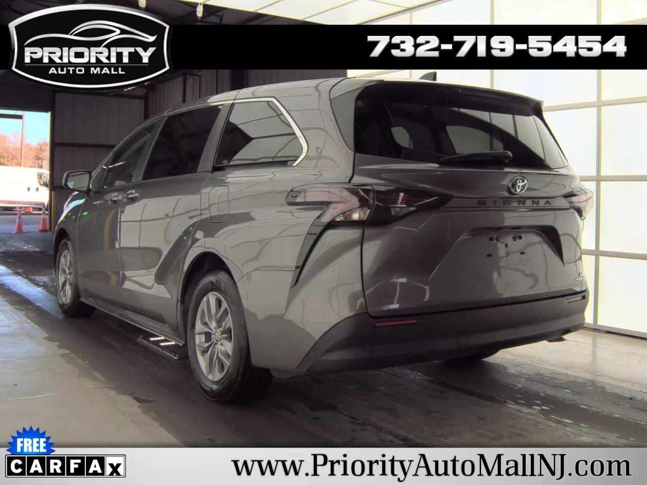 Toyota Sienna LE FWD 8-Passenger (Natl) 2024