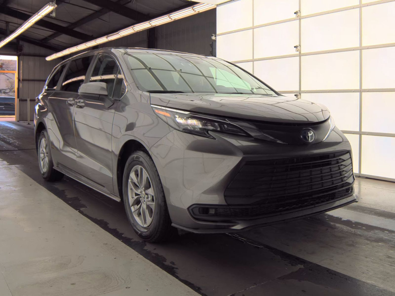 Toyota Sienna LE FWD 8-Passenger (Natl) 2024