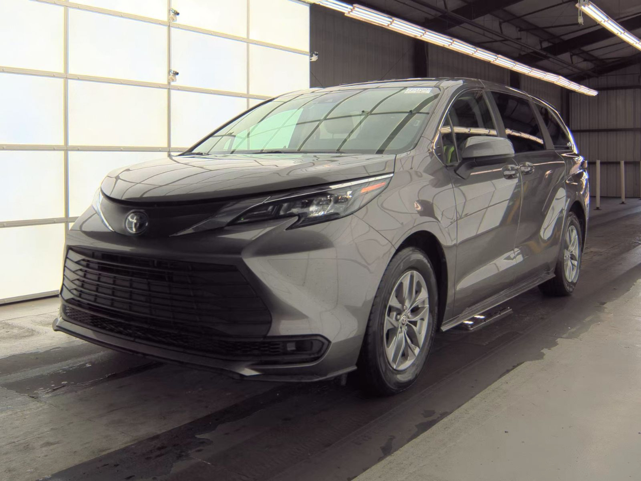 Toyota Sienna LE FWD 8-Passenger (Natl) 2024