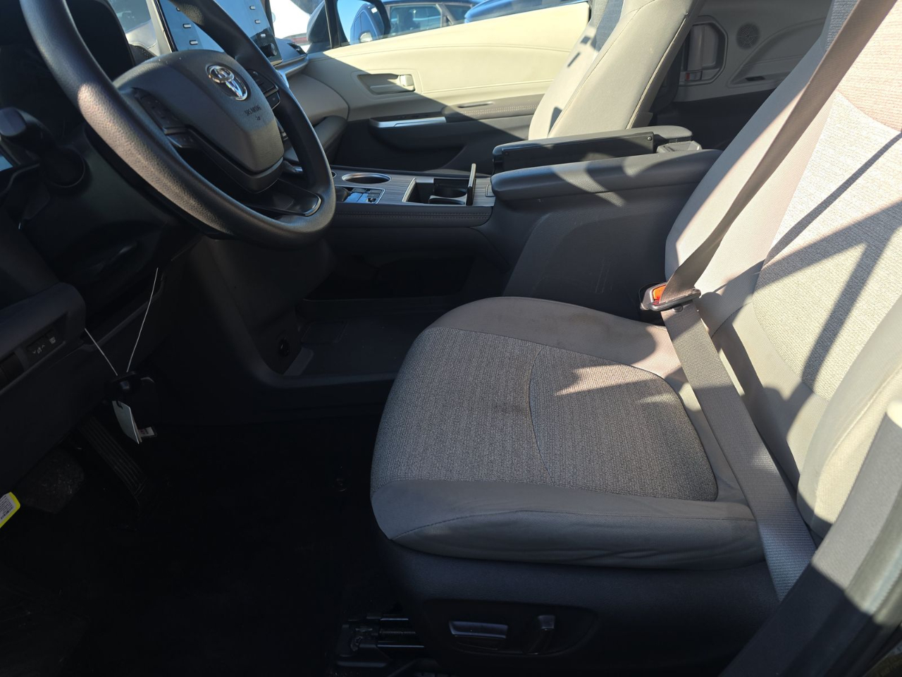 Toyota Sienna LE FWD 8-Passenger (Natl) 2024