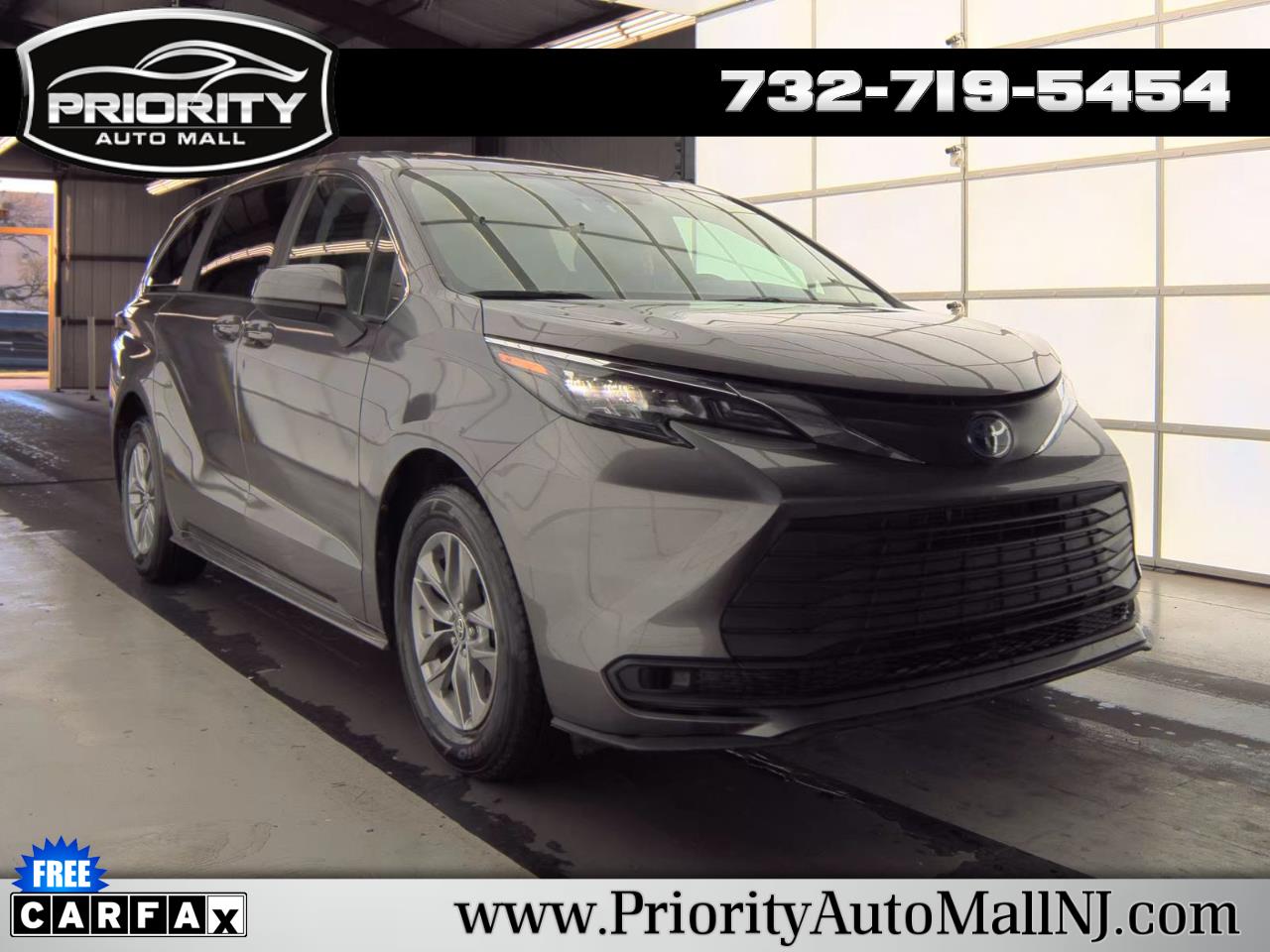 2024 Toyota Sienna LE's photo