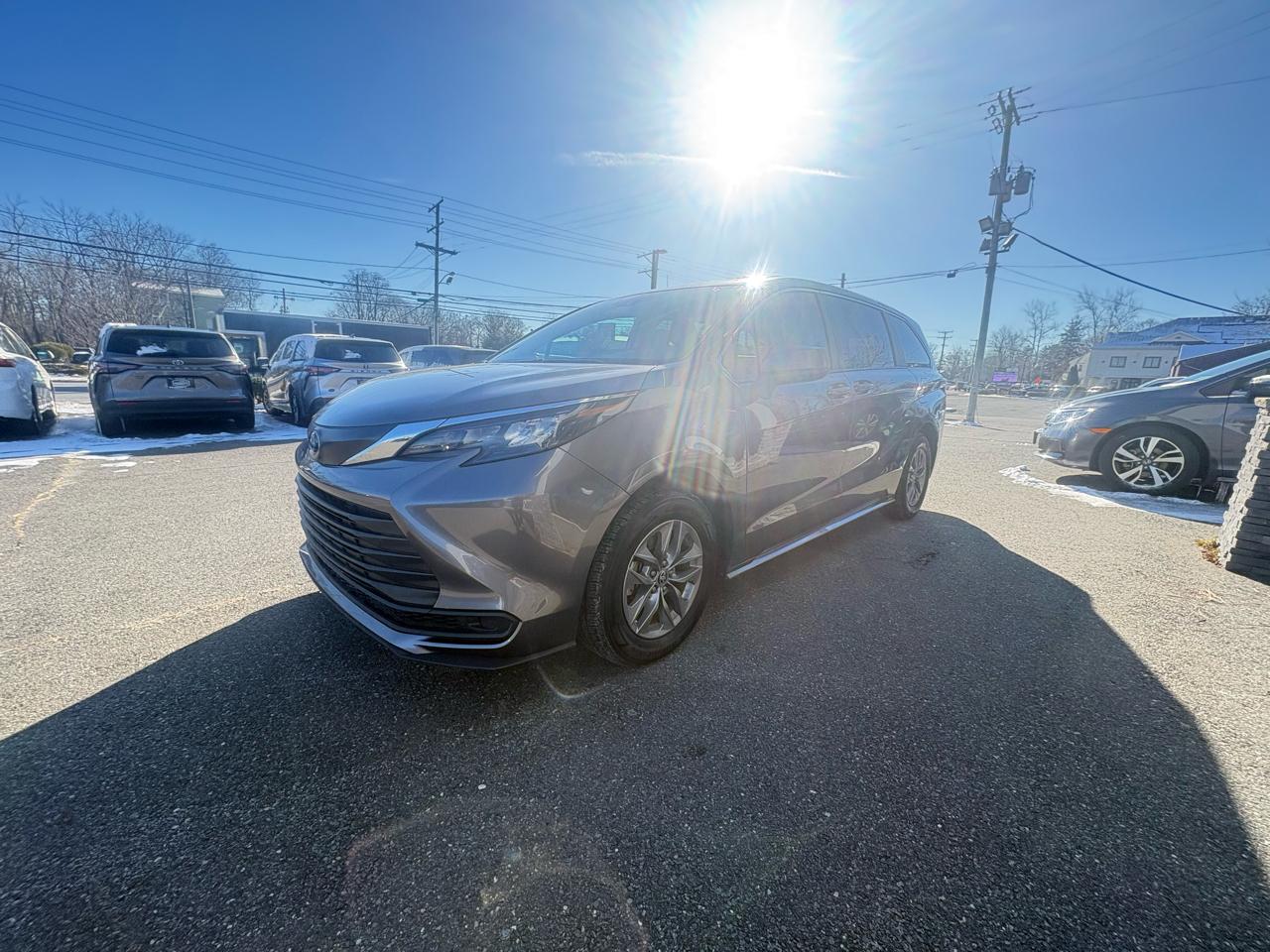 Toyota Sienna LE FWD 8-Passenger (Natl) 2024