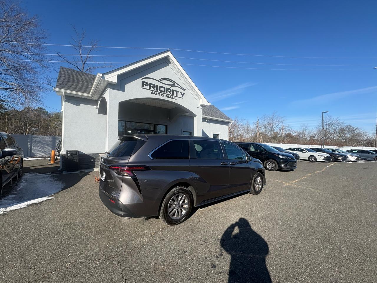 Toyota Sienna LE FWD 8-Passenger (Natl) 2024