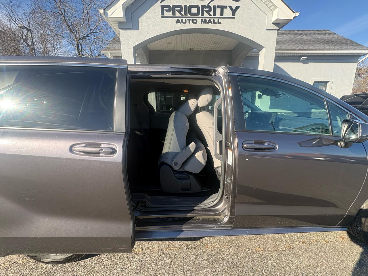 Toyota Sienna LE FWD 8-Passenger (Natl) 2024