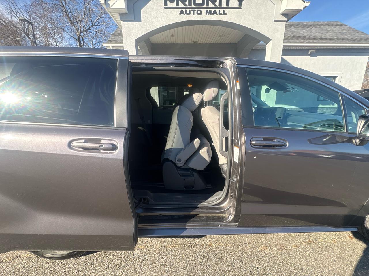 Toyota Sienna LE FWD 8-Passenger (Natl) 2024