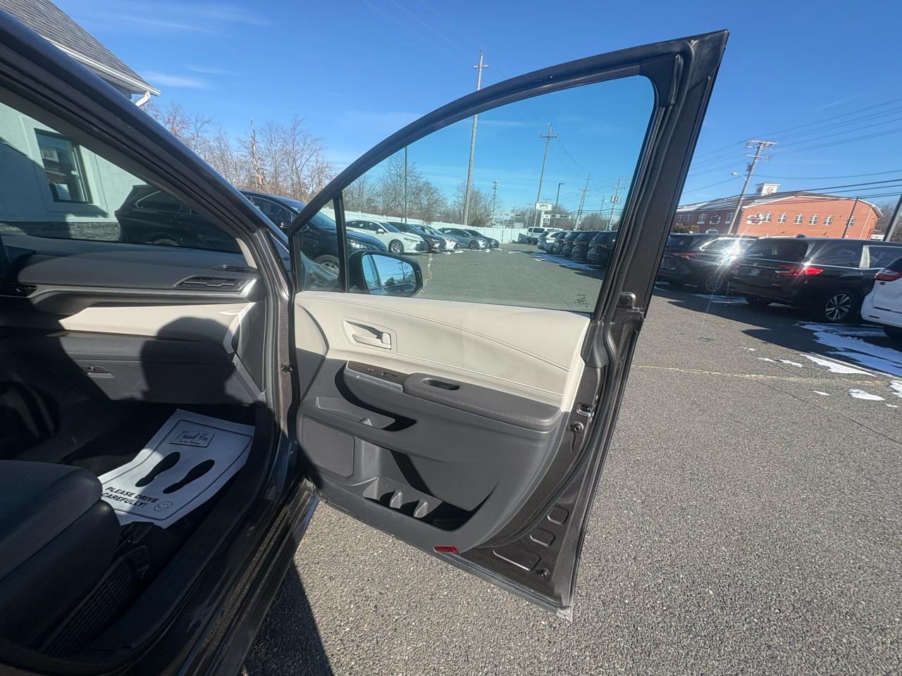 Toyota Sienna LE FWD 8-Passenger (Natl) 2024