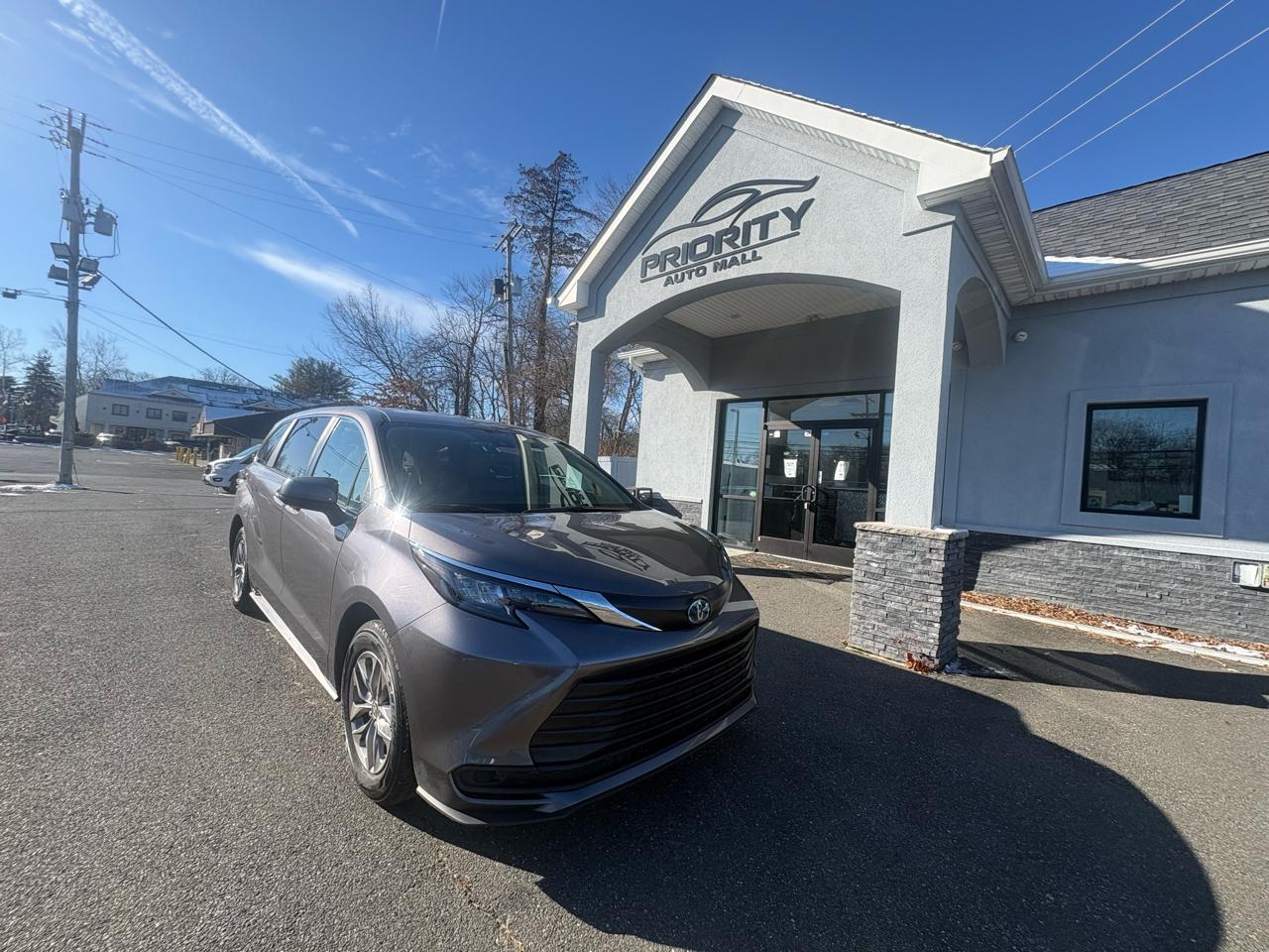 Toyota Sienna LE FWD 8-Passenger (Natl) 2024