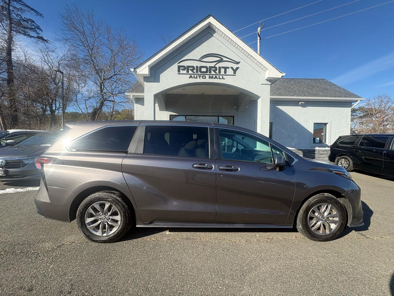 Toyota Sienna LE FWD 8-Passenger (Natl) 2024