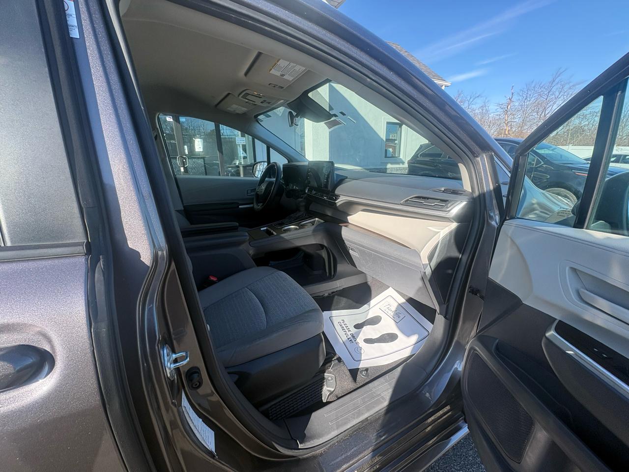 Toyota Sienna LE FWD 8-Passenger (Natl) 2024