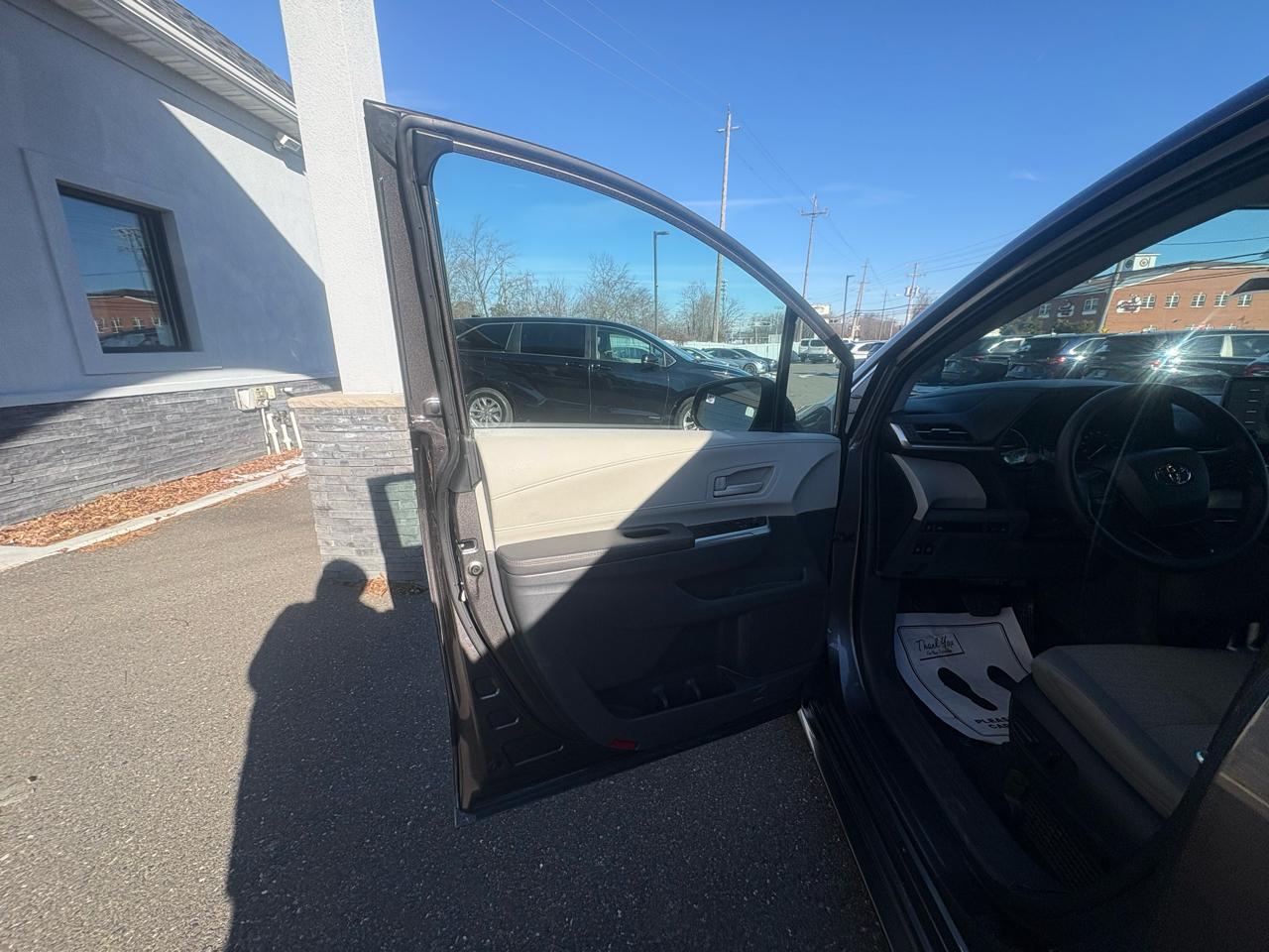 Toyota Sienna LE FWD 8-Passenger (Natl) 2024