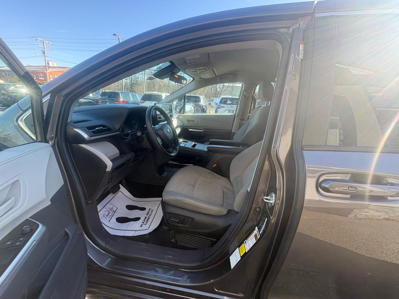 Toyota Sienna LE FWD 8-Passenger (Natl) 2024