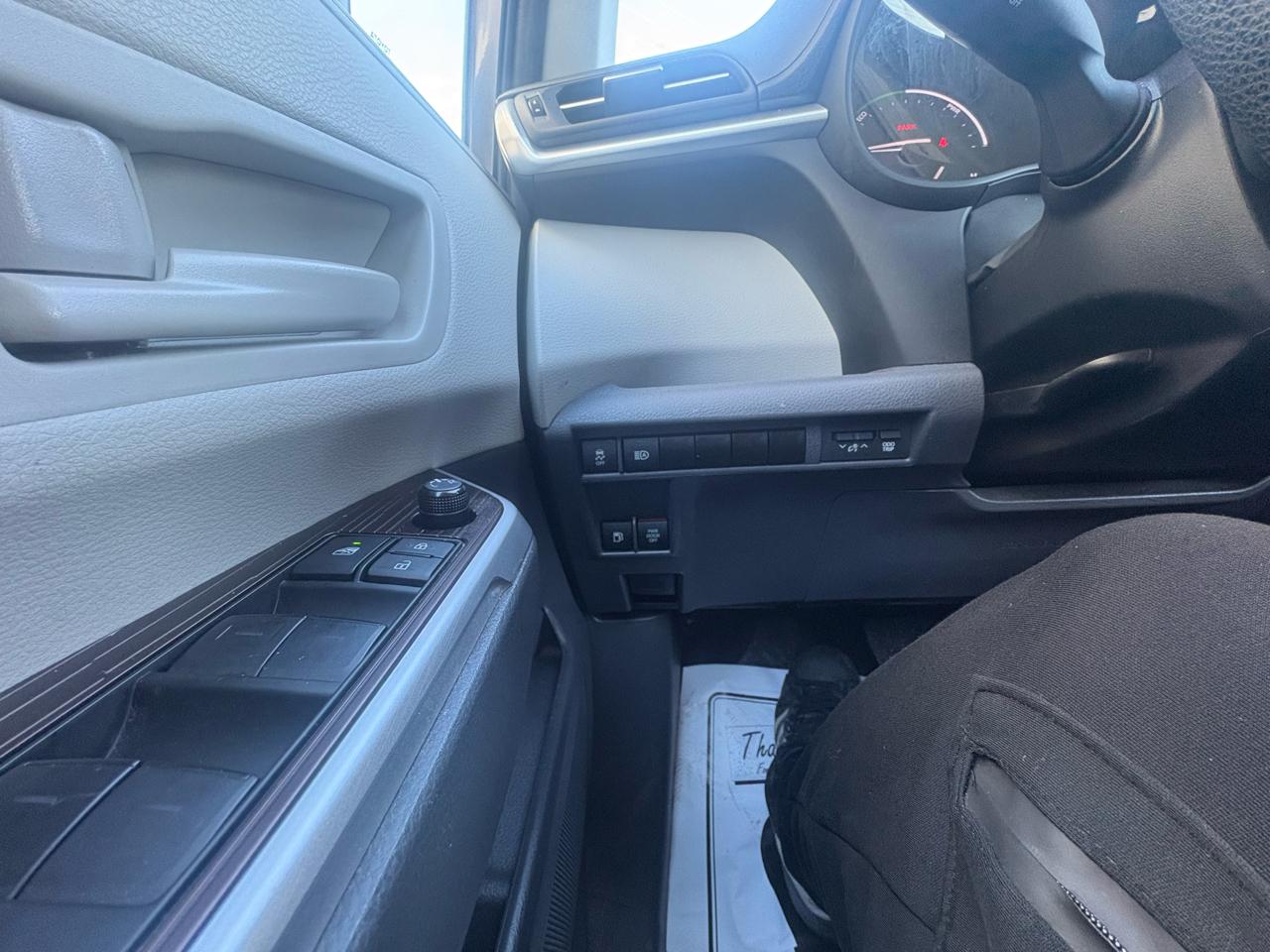 Toyota Sienna LE FWD 8-Passenger (Natl) 2024