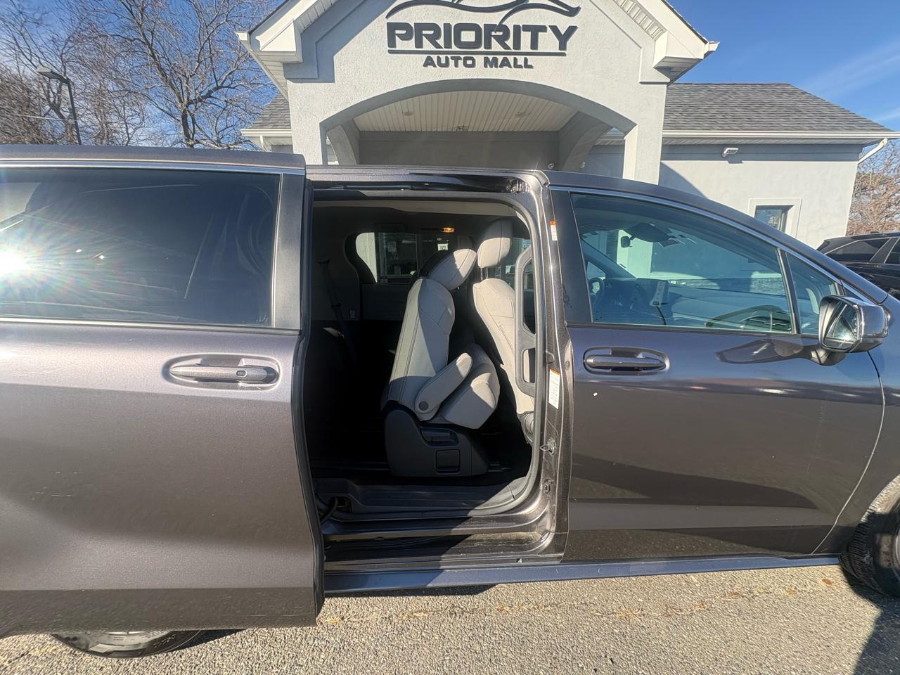 Toyota Sienna LE FWD 8-Passenger (Natl) 2024