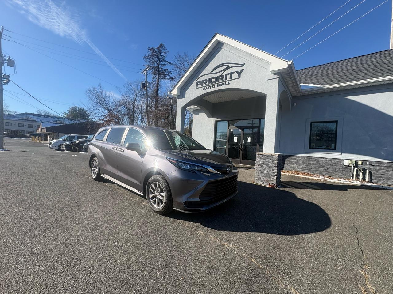 Toyota Sienna LE FWD 8-Passenger (Natl) 2024