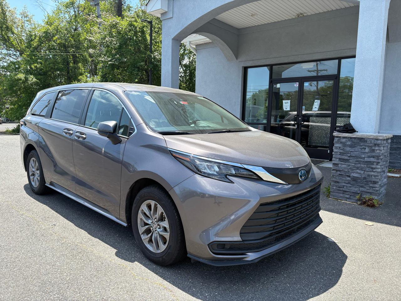 Toyota Sienna LE FWD 8-Passenger (Natl) 2024