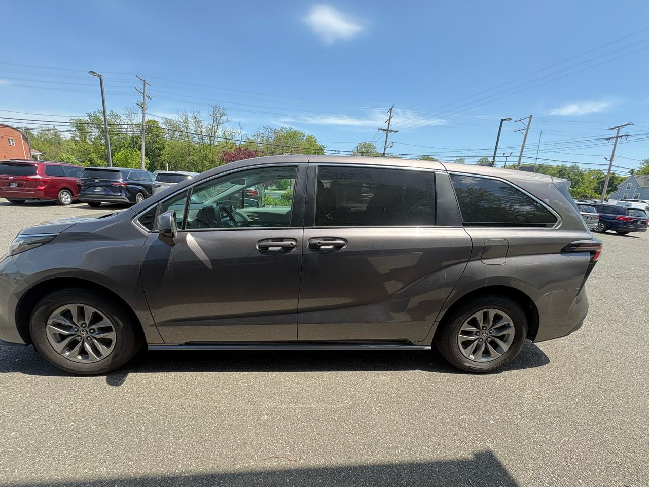 Toyota Sienna LE FWD 8-Passenger (Natl) 2024