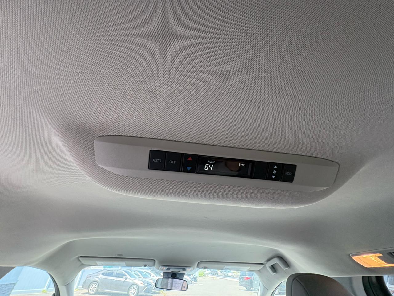 Toyota Sienna LE FWD 8-Passenger (Natl) 2024