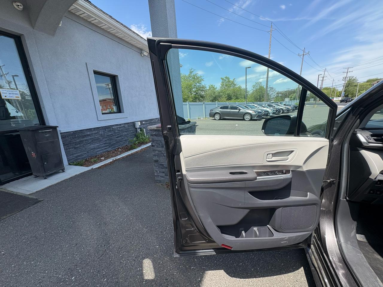 Toyota Sienna LE FWD 8-Passenger (Natl) 2024