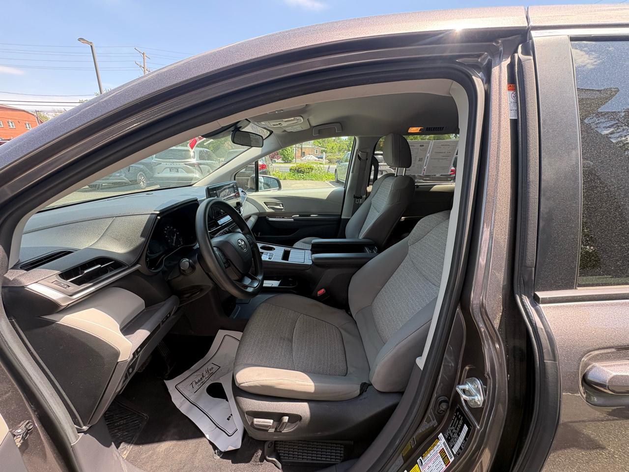 Toyota Sienna LE FWD 8-Passenger (Natl) 2024