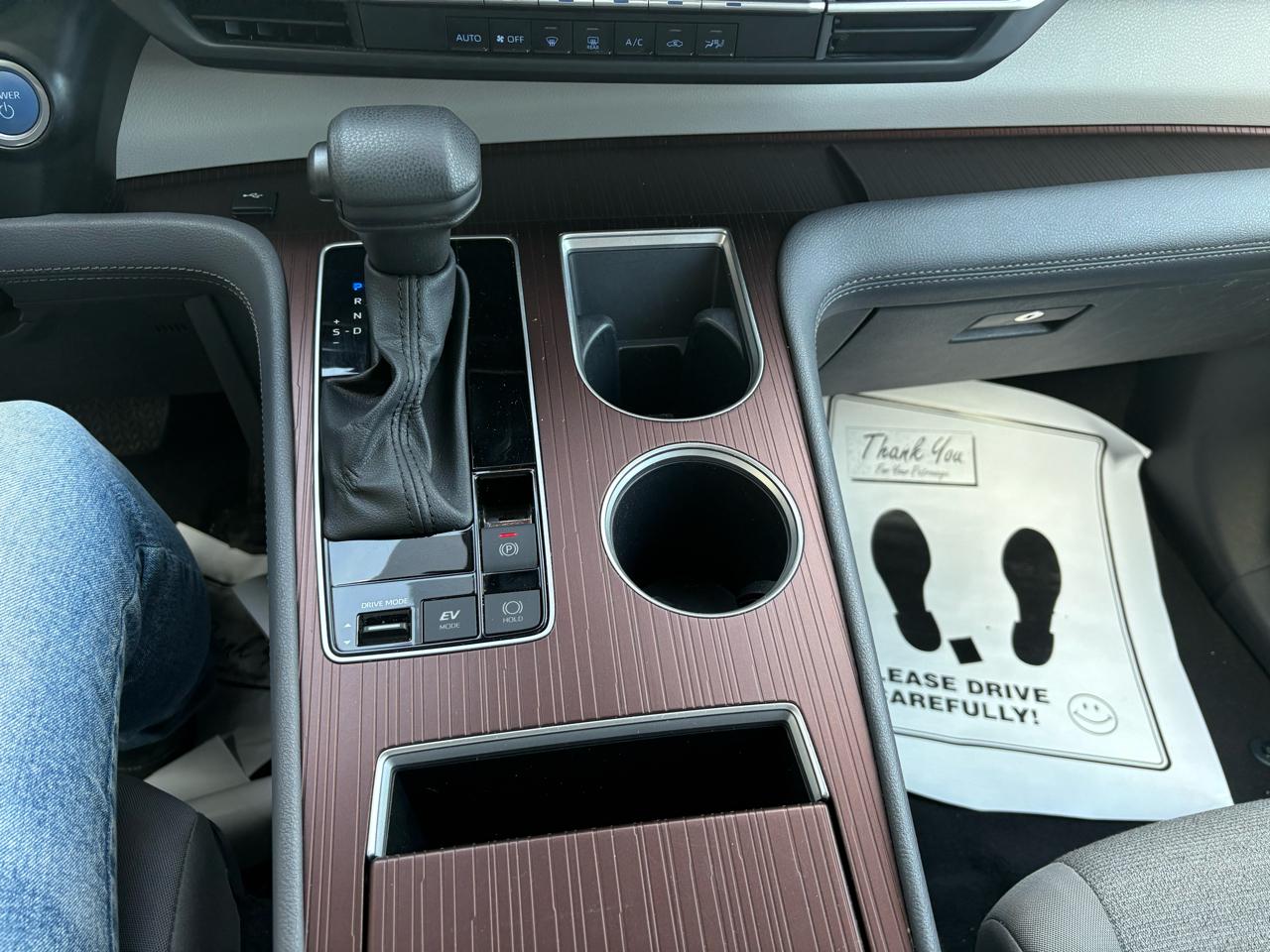 Toyota Sienna LE FWD 8-Passenger (Natl) 2024