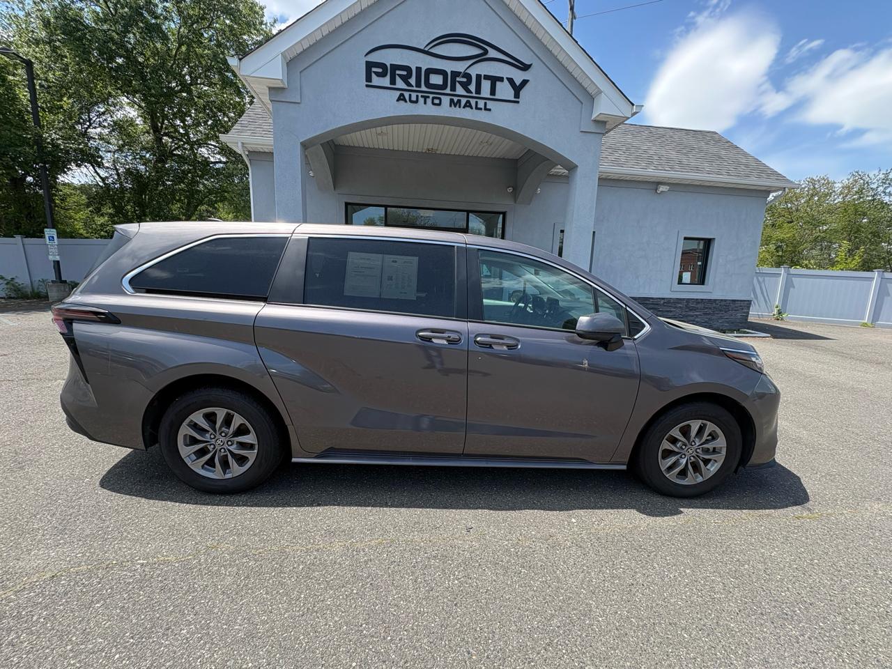 Toyota Sienna LE FWD 8-Passenger (Natl) 2024
