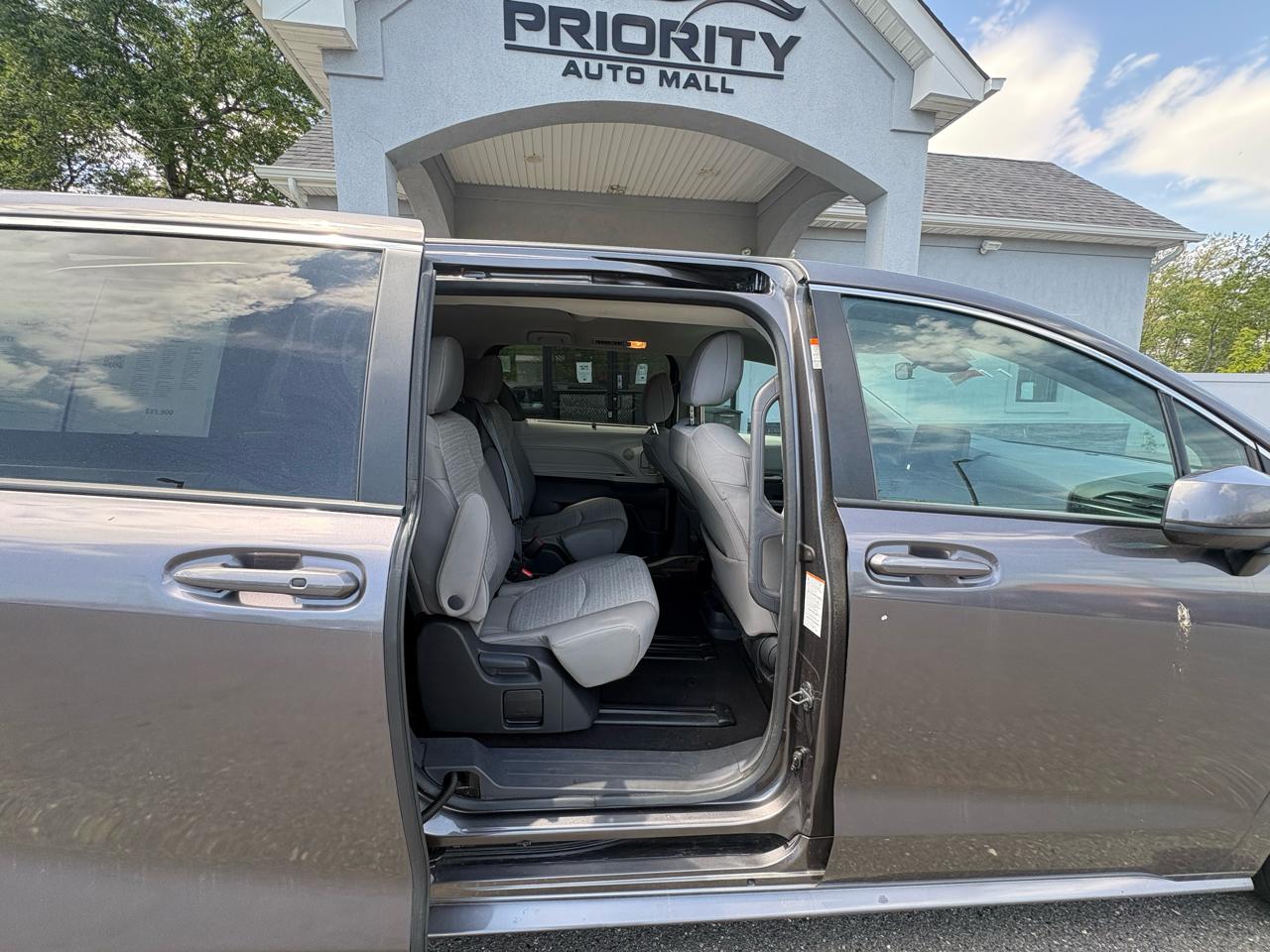 Toyota Sienna LE FWD 8-Passenger (Natl) 2024