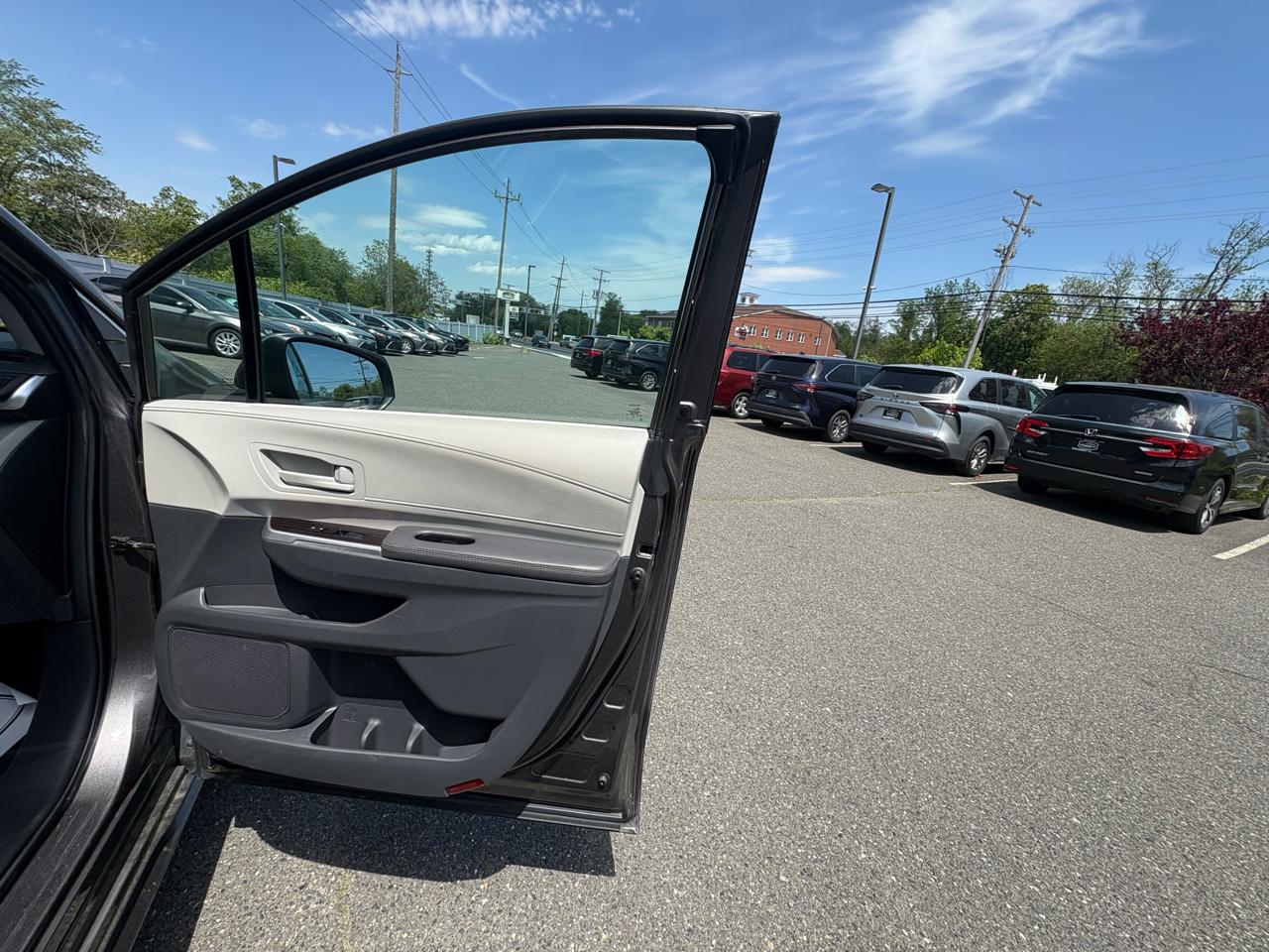 Toyota Sienna LE FWD 8-Passenger (Natl) 2024
