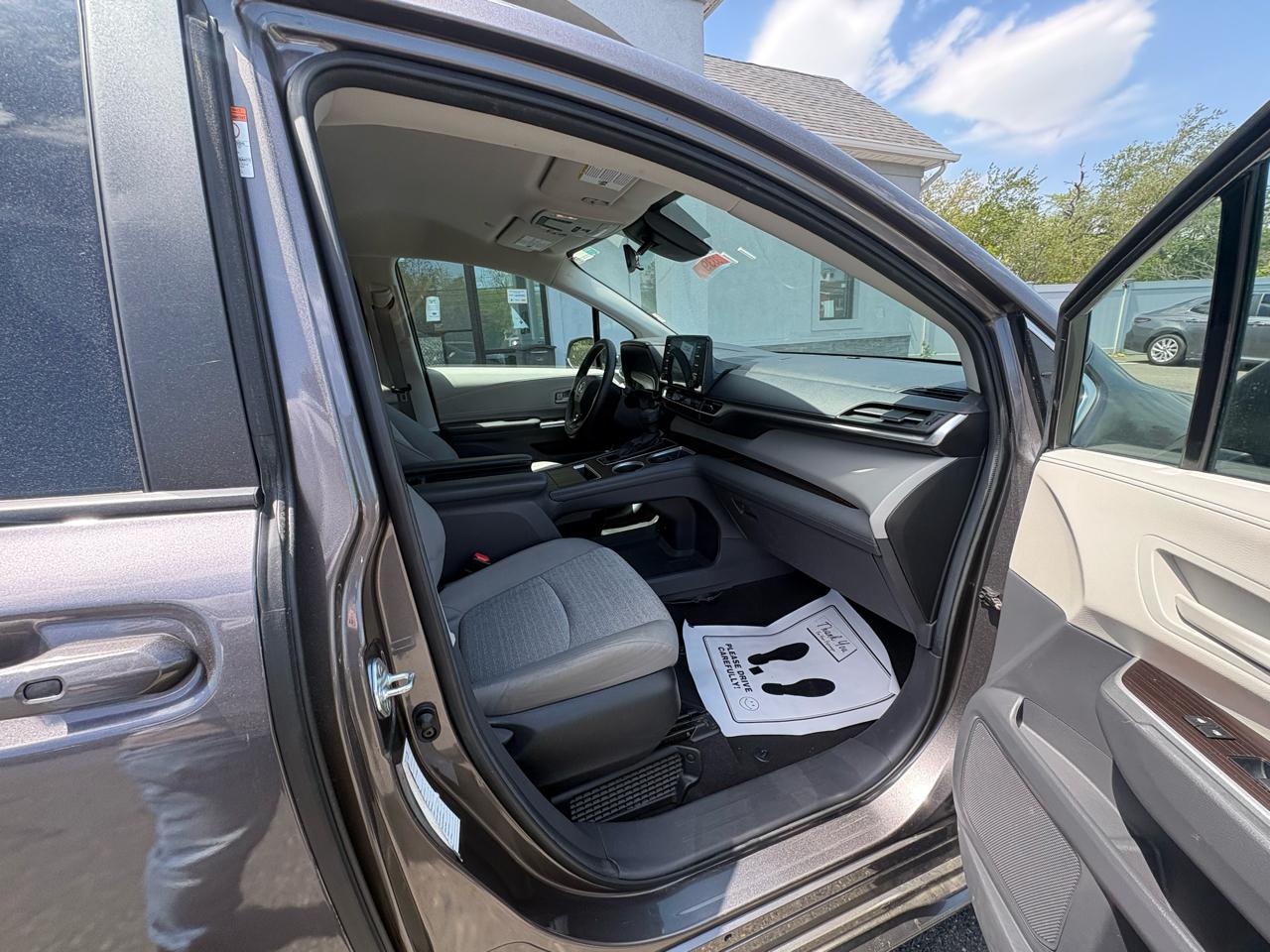 Toyota Sienna LE FWD 8-Passenger (Natl) 2024