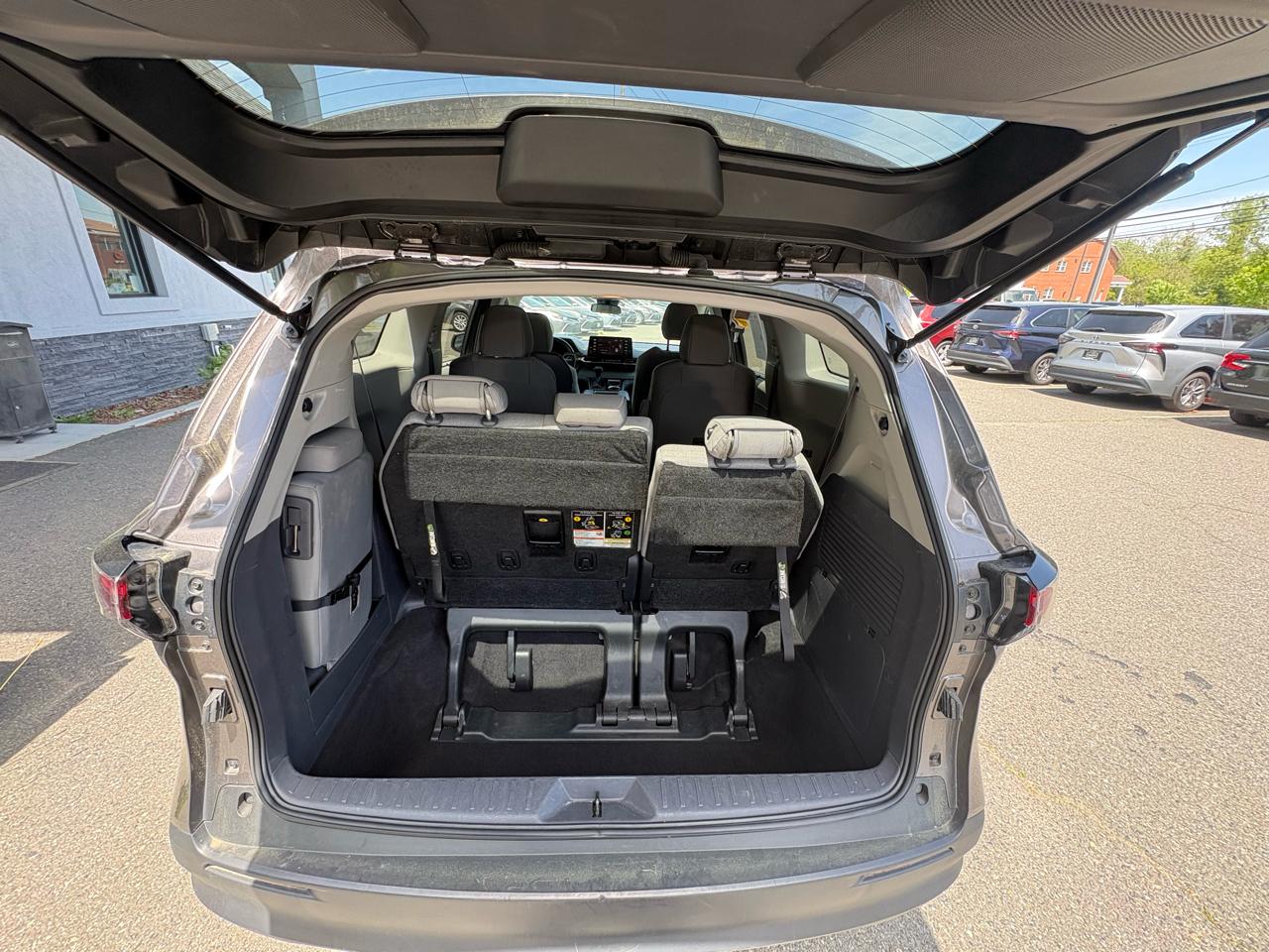 Toyota Sienna LE FWD 8-Passenger (Natl) 2024