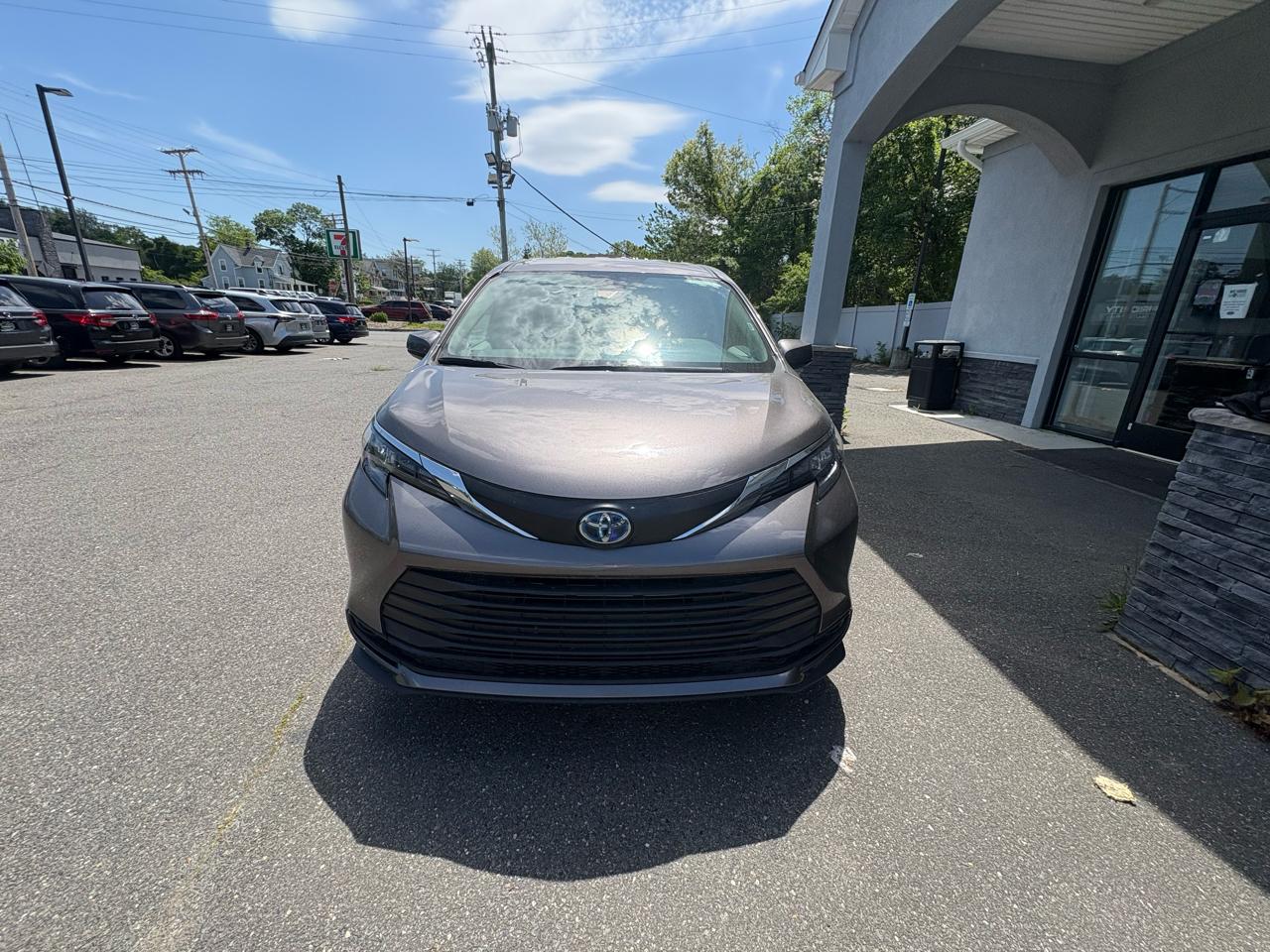 Toyota Sienna LE FWD 8-Passenger (Natl) 2024
